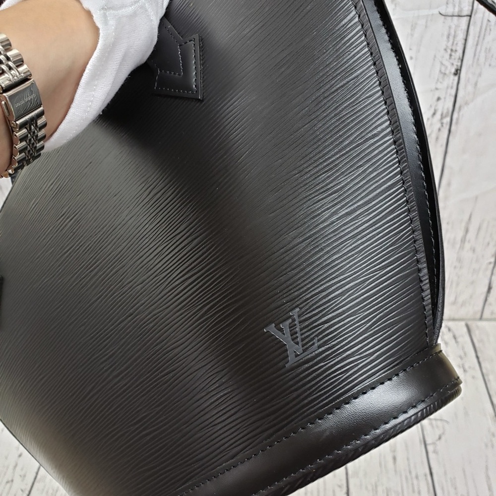 LOUIS VUITTON Epi Saint Jacques in Black - Picture 8 of 11